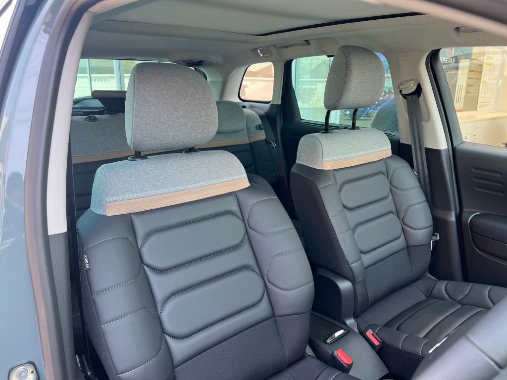 カーキグレーのC3 AIRCROSS