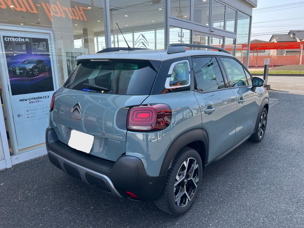 カーキグレーのC3 AIRCROSS